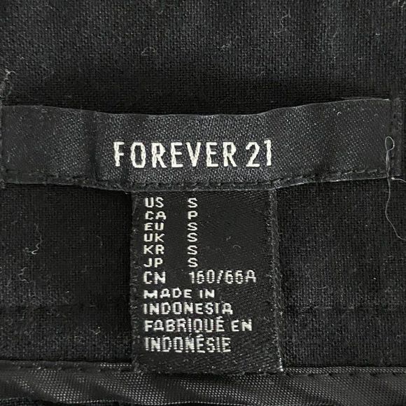 🌿4/$35 🌿FOREVER 21 Black Cropped Pants with Gold Zipper Detail - Picture 8 of 10